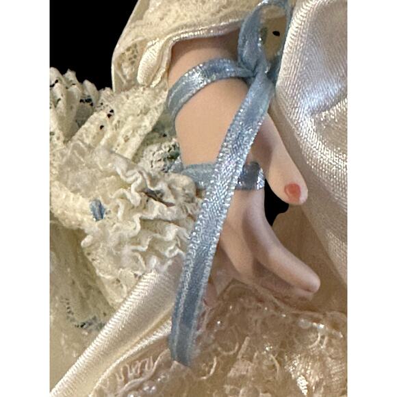 Paradise Galleries Treasury Collection 18" Porcelain Doll ROSE, VICTORIAN BRIDE - Picture 4 of 5